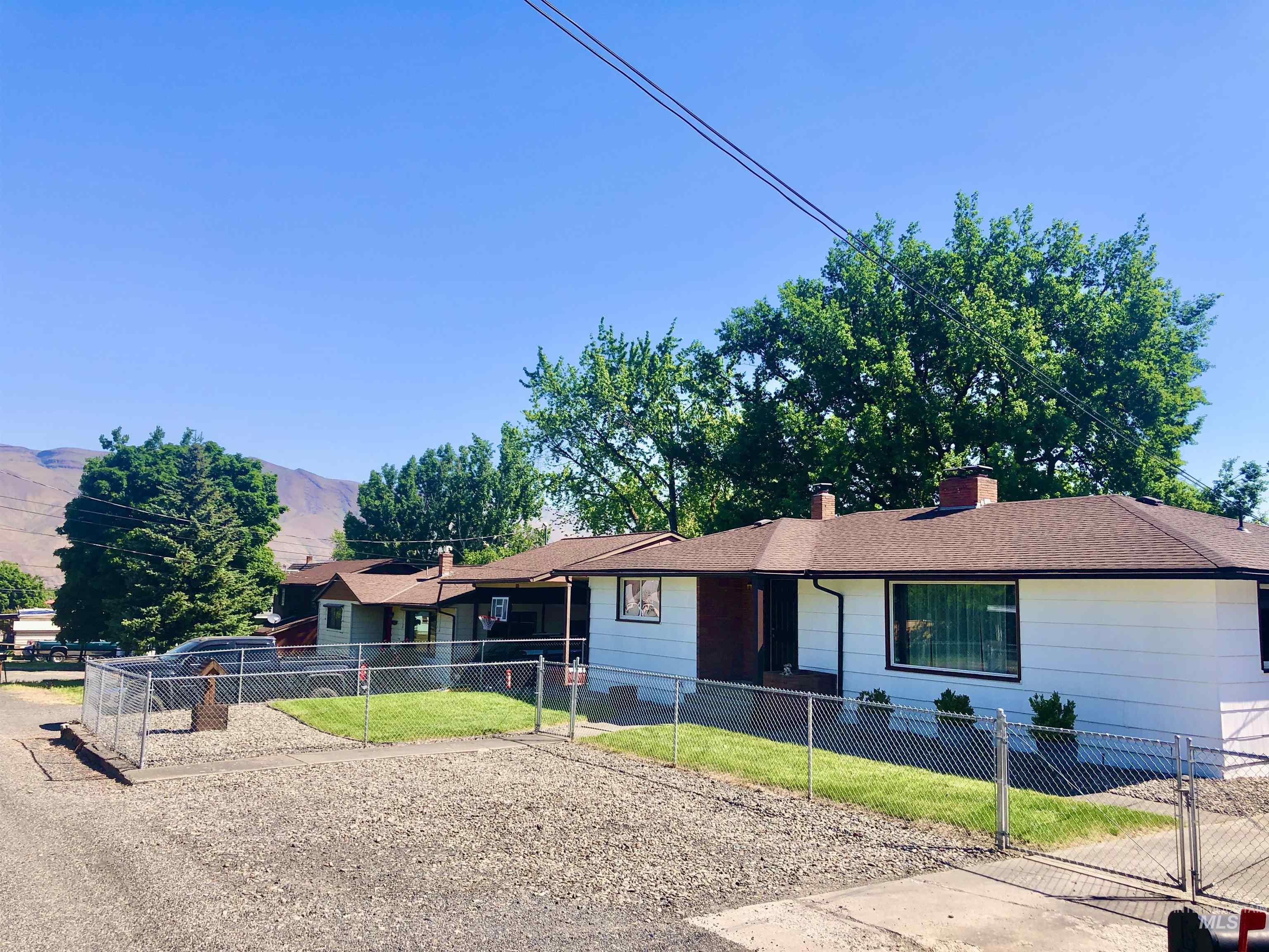 1225 Boston, Clarkston, Washington 99403, 4 Bedrooms, 2.5 Bathrooms, Residential For Sale, Price $390,000,MLS 98985981
