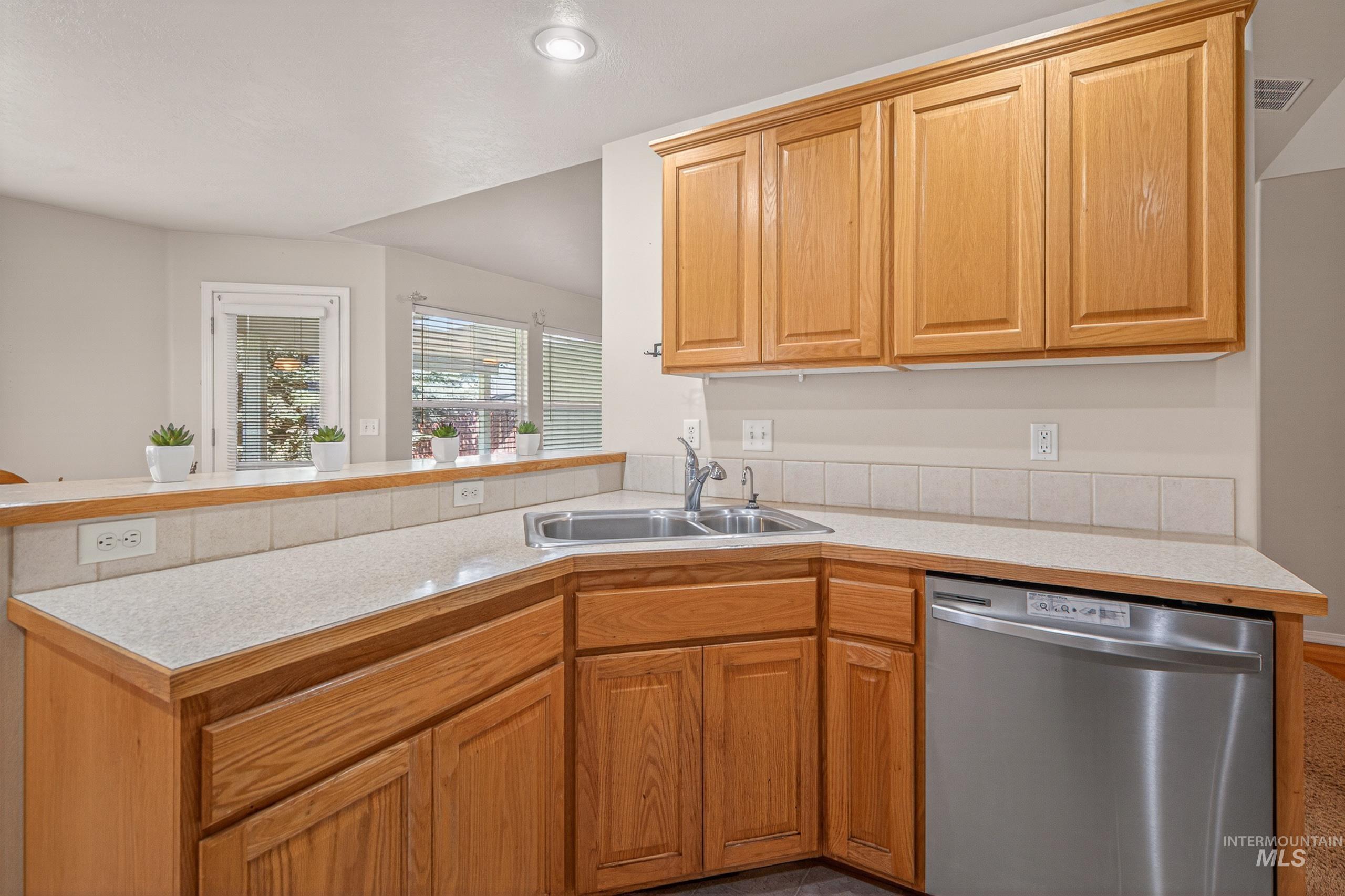 2137 S Petra Ave, Boise, Idaho 83709, 3 Bedrooms, 3 Bathrooms, Residential For Sale, Price $475,000,MLS 98985984