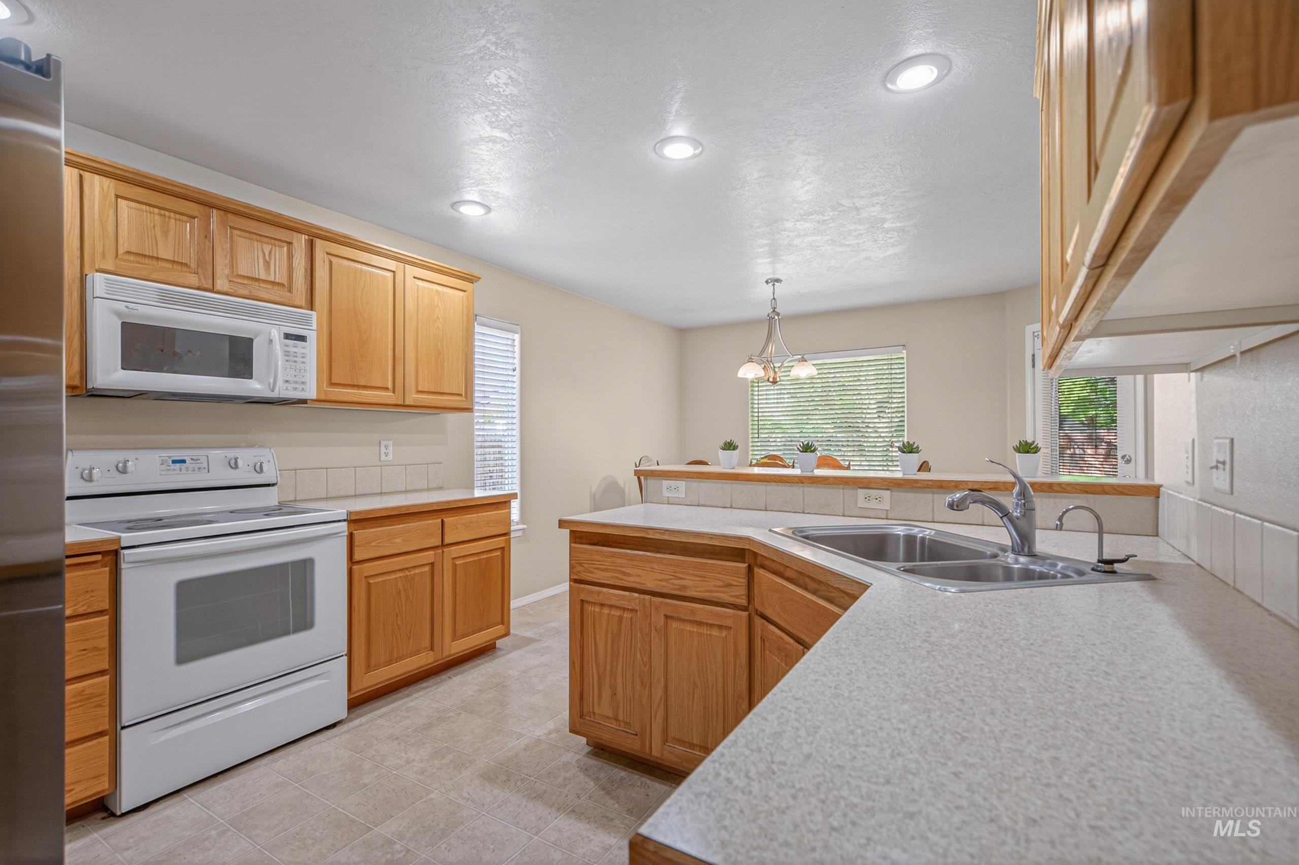 2137 S Petra Ave, Boise, Idaho 83709, 3 Bedrooms, 3 Bathrooms, Residential For Sale, Price $475,000,MLS 98985984