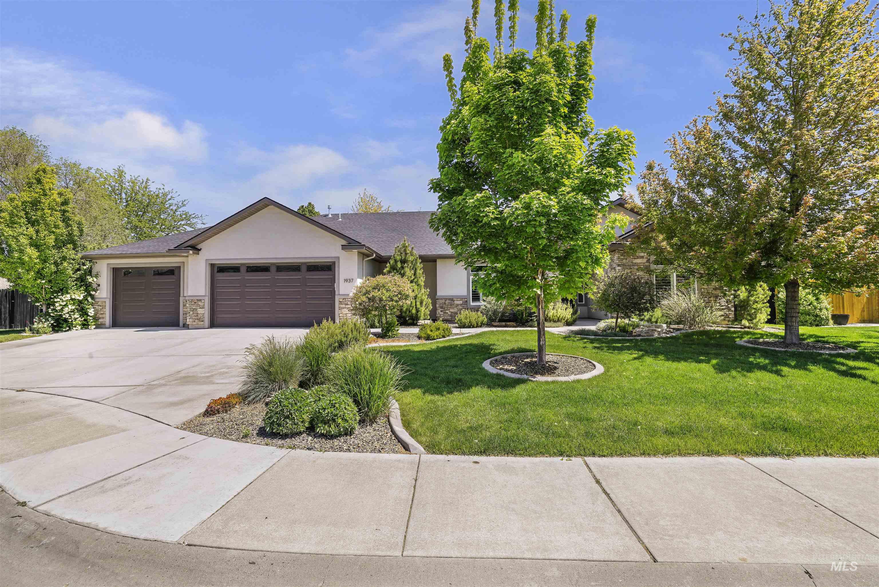 1937 Tamarack Loop, Twin Falls, Idaho 83301, 4 Bedrooms, 2 Bathrooms, Residential For Sale, Price $634,900,MLS 98985988