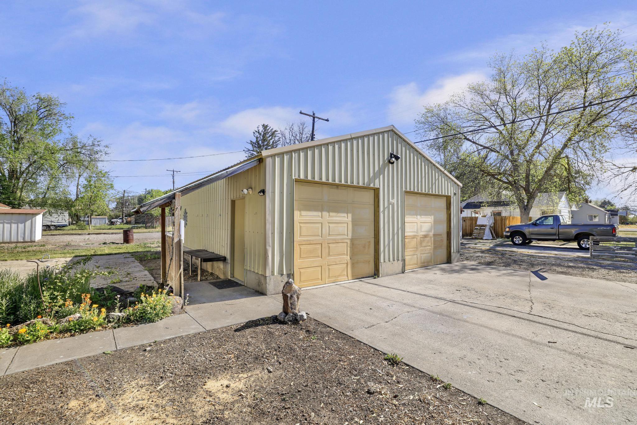 334 12th Ave W, Gooding, Idaho 83330, 2 Bedrooms, 1.5 Bathrooms, Residential For Sale, Price $265,000, 98986042