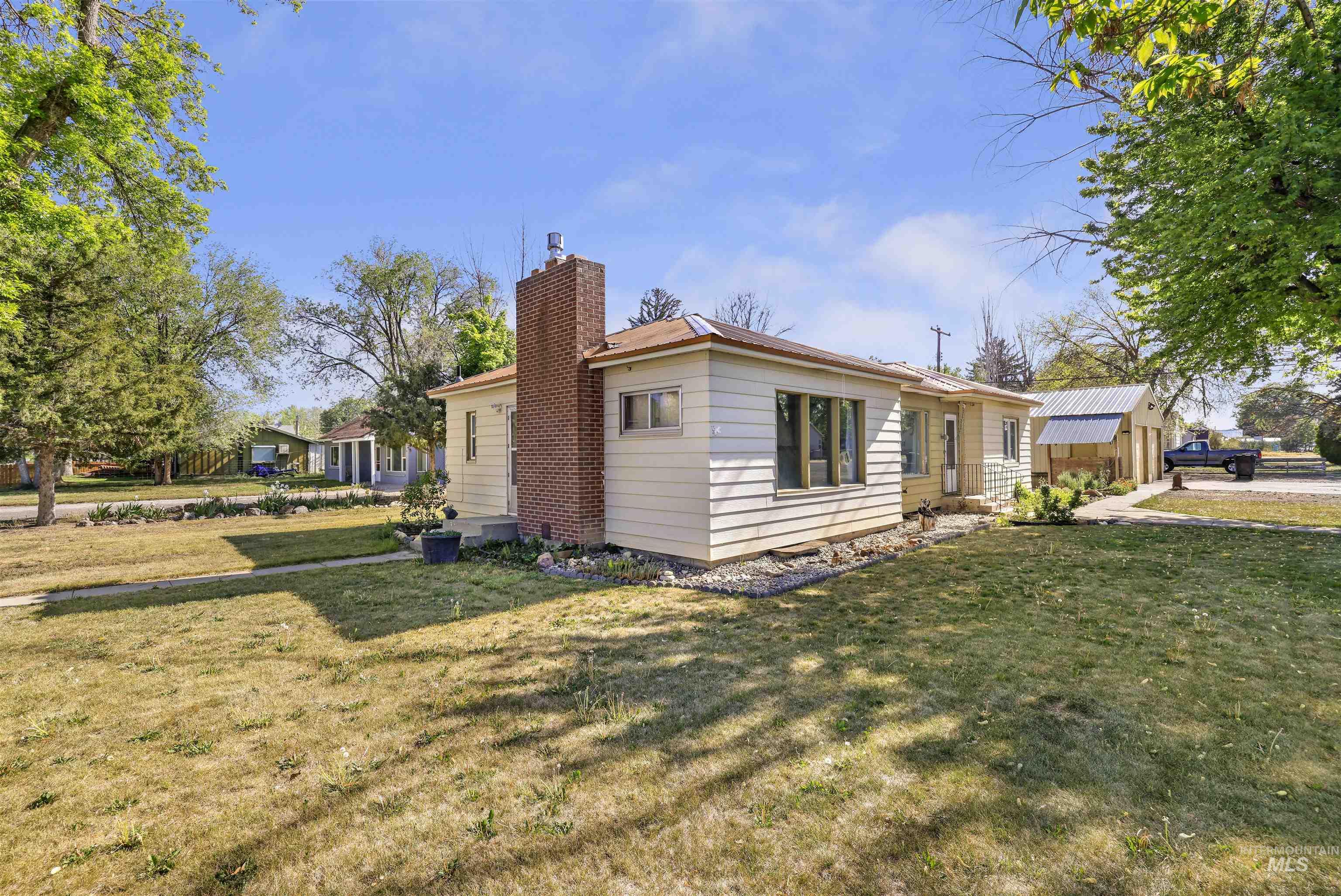334 12th Ave W, Gooding, Idaho 83330, 2 Bedrooms, 1.5 Bathrooms, Residential For Sale, Price $265,000, 98986042
