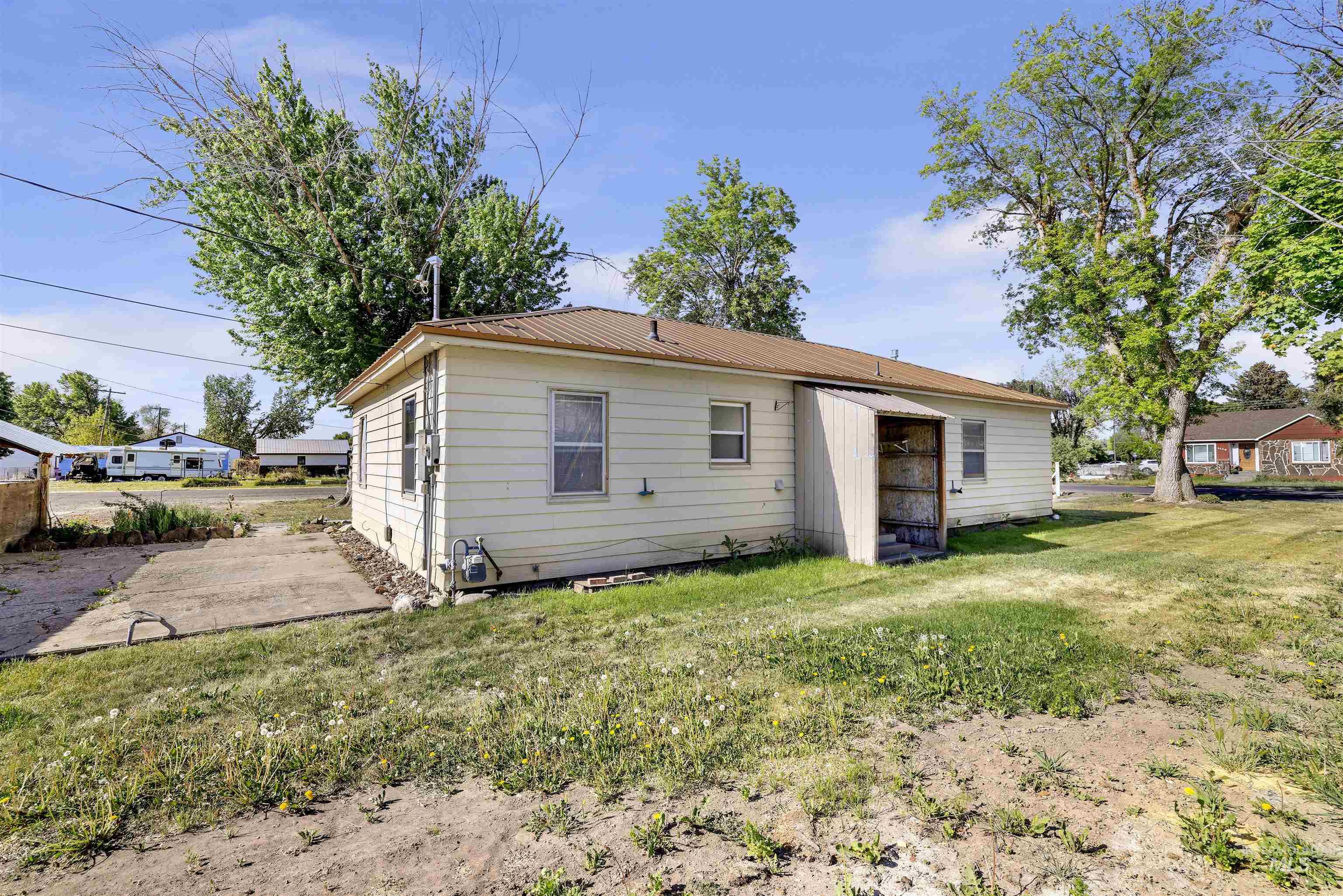 334 12th Ave W, Gooding, Idaho 83330, 2 Bedrooms, 1.5 Bathrooms, Residential For Sale, Price $265,000, 98986042