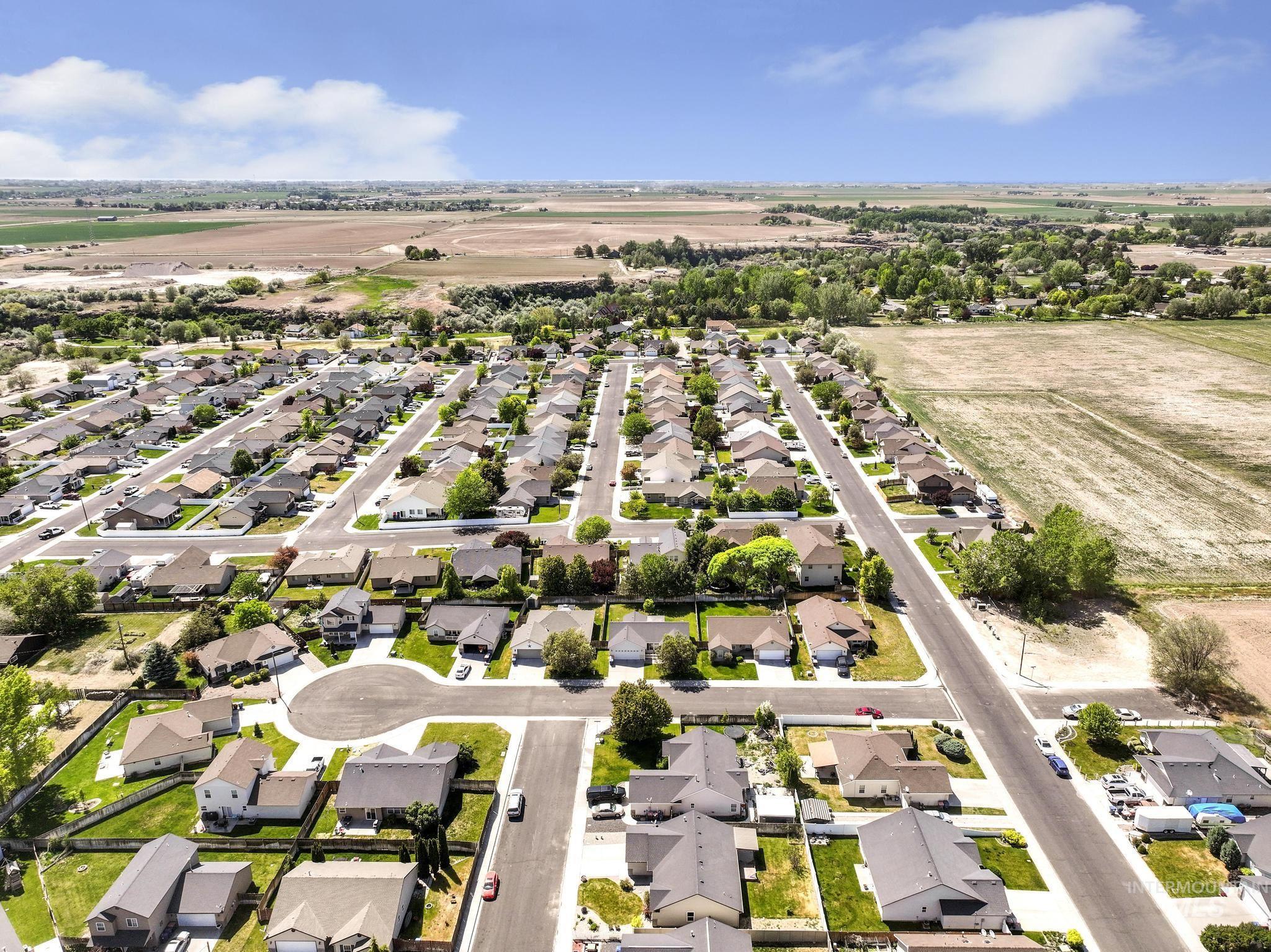 1076 Arrow Wood Ct, Twin Falls, Idaho 83301, 4 Bedrooms, 2 Bathrooms, Residential For Sale, Price $350,000, 98986062