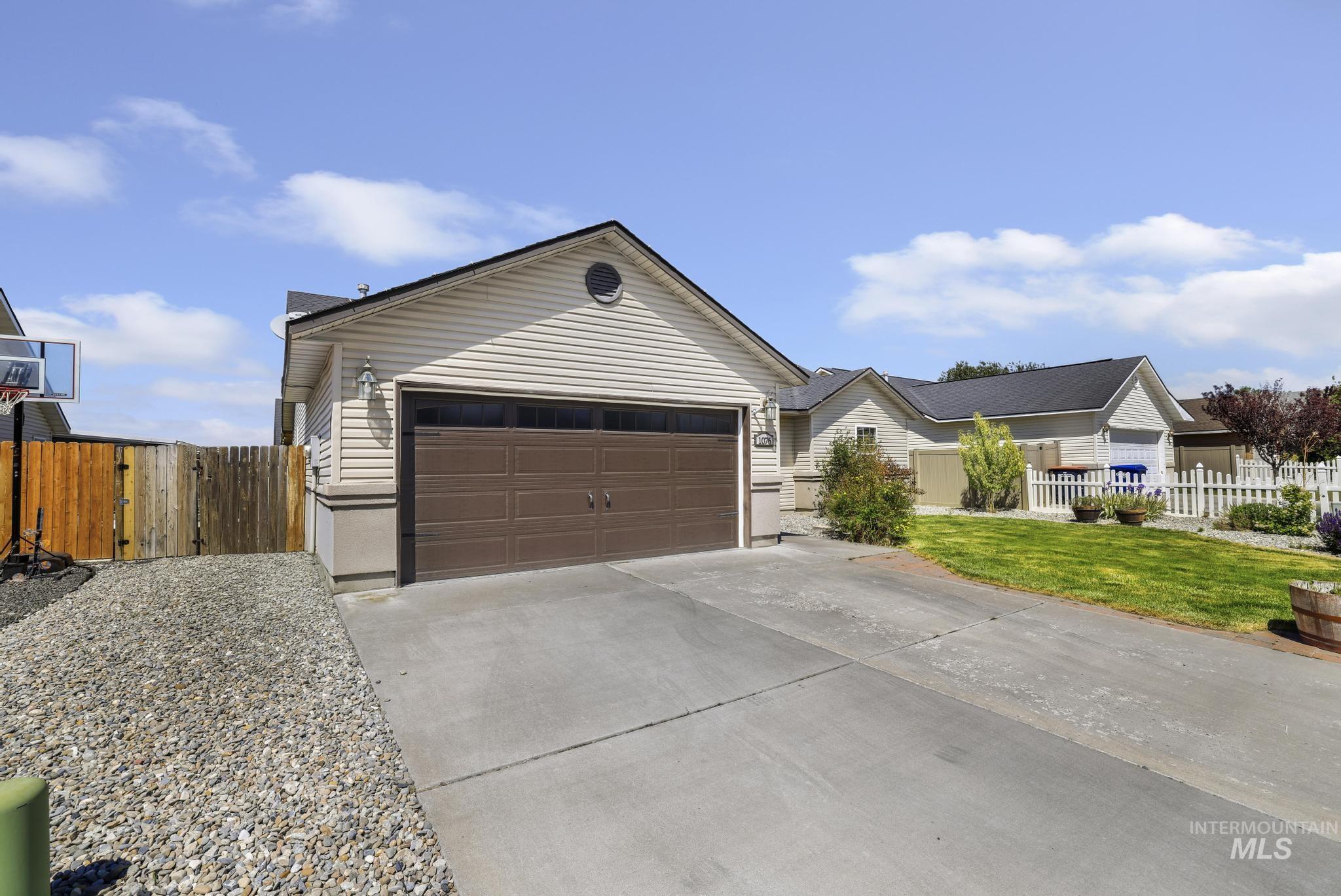 1076 Arrow Wood Ct, Twin Falls, Idaho 83301, 4 Bedrooms, 2 Bathrooms, Residential For Sale, Price $350,000, 98986062
