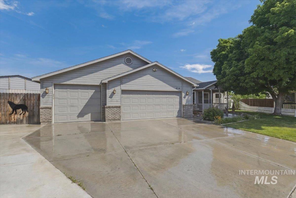 414 Meadowbrook Place, Nampa, Idaho 83686, 3 Bedrooms, 2 Bathrooms, Residential For Sale, Price $425,000, 98986070