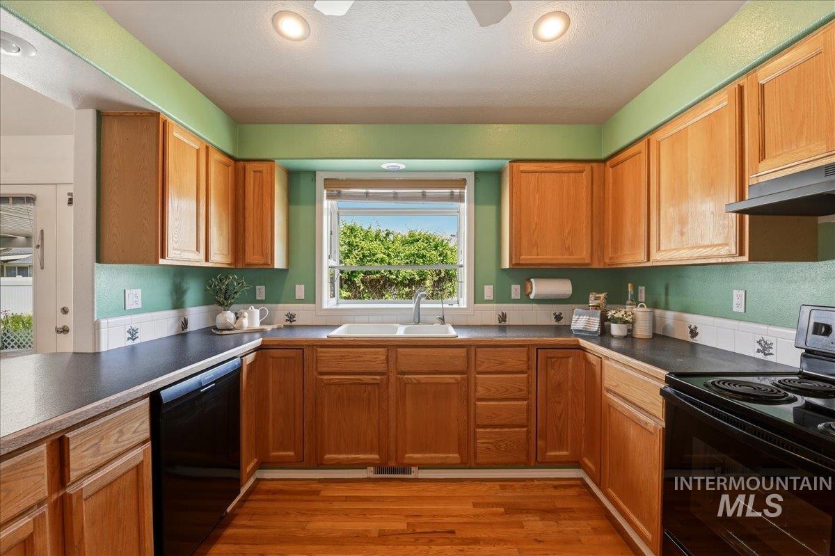 414 Meadowbrook Place, Nampa, Idaho 83686, 3 Bedrooms, 2 Bathrooms, Residential For Sale, Price $425,000, 98986070