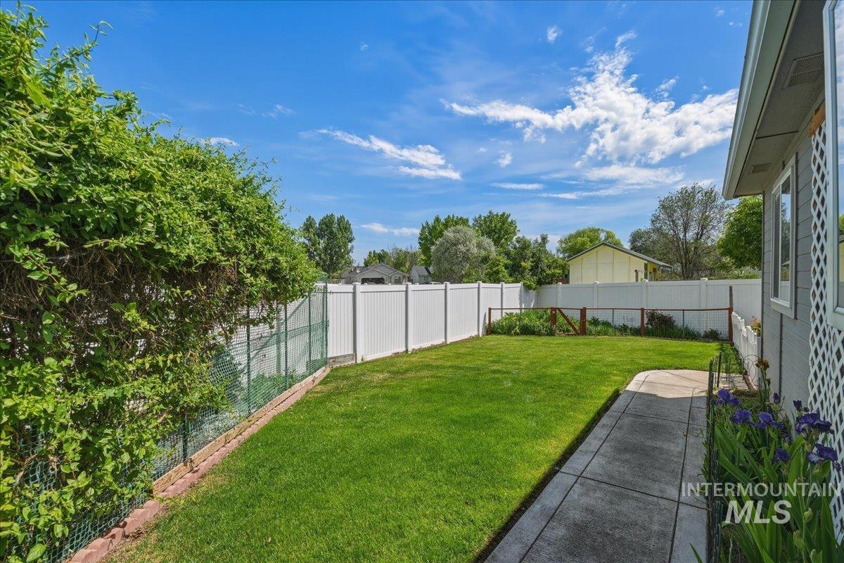 414 Meadowbrook Place, Nampa, Idaho 83686, 3 Bedrooms, 2 Bathrooms, Residential For Sale, Price $425,000, 98986070