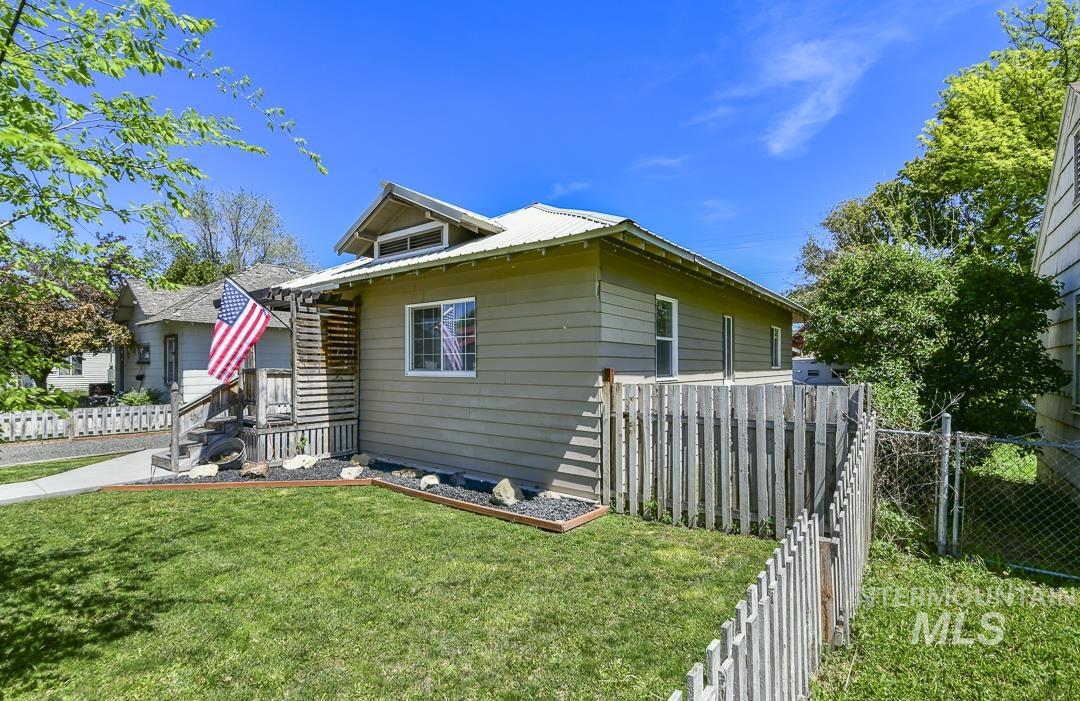 486 W Main St, Vale, Oregon 97918, 2 Bedrooms, 1.5 Bathrooms, Residential For Sale, Price $250,000, 98986072