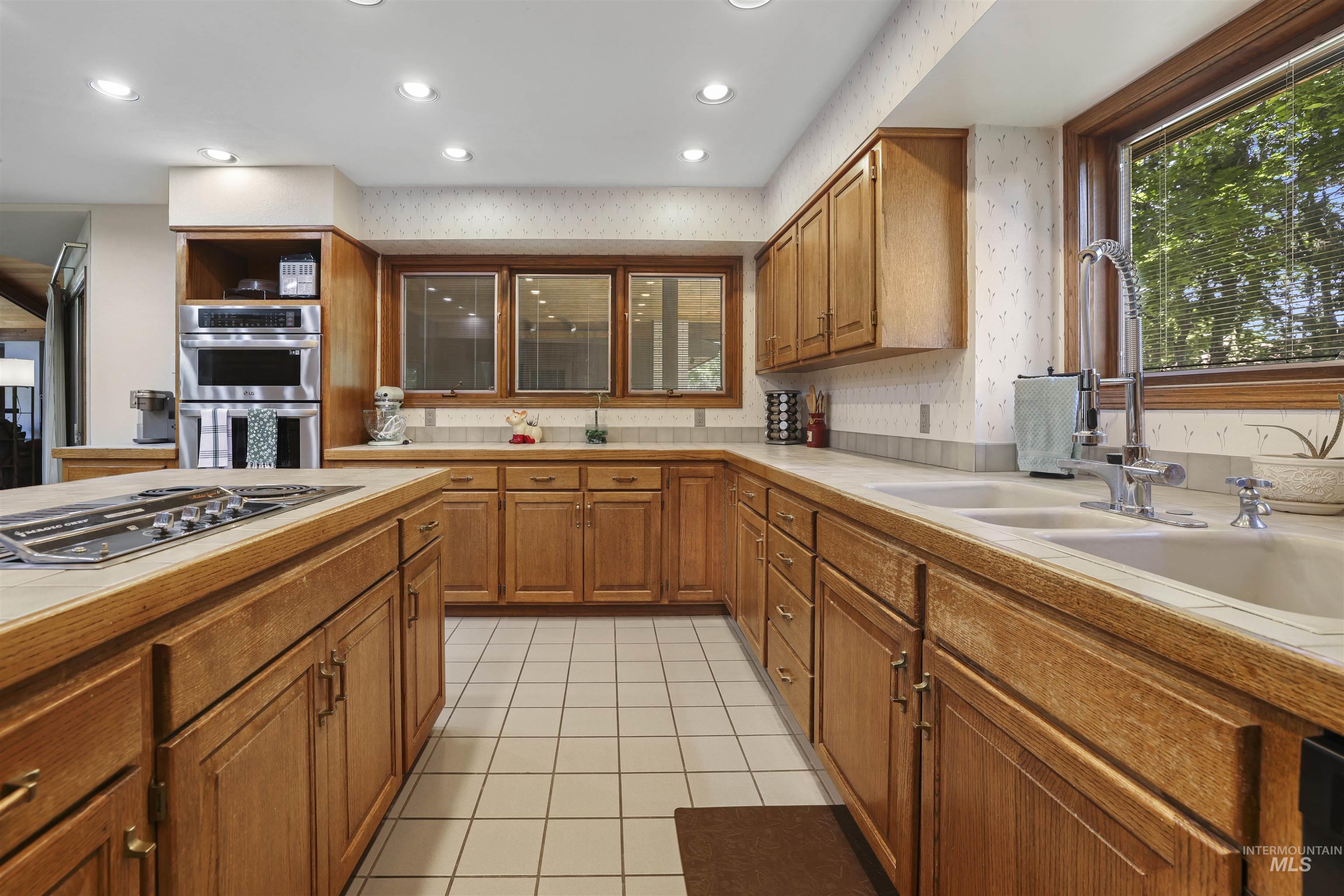556 Ballingrude Dr, Twin Falls, Idaho 83301-4402, 4 Bedrooms, 3 Bathrooms, Residential For Sale, Price $659,999, 98986085