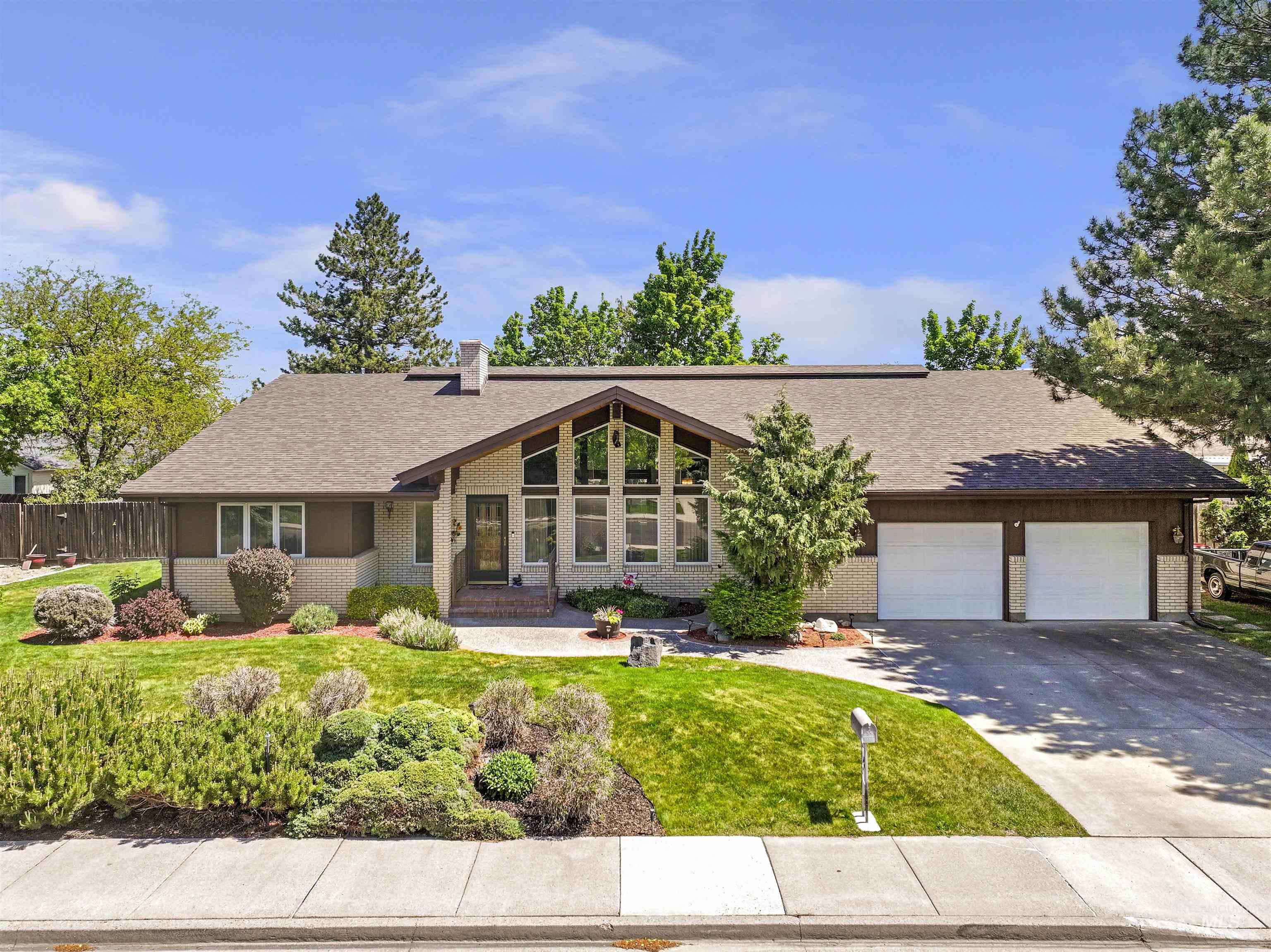556 Ballingrude Dr, Twin Falls, Idaho 83301-4402, 4 Bedrooms, 3 Bathrooms, Residential For Sale, Price $659,999, 98986085
