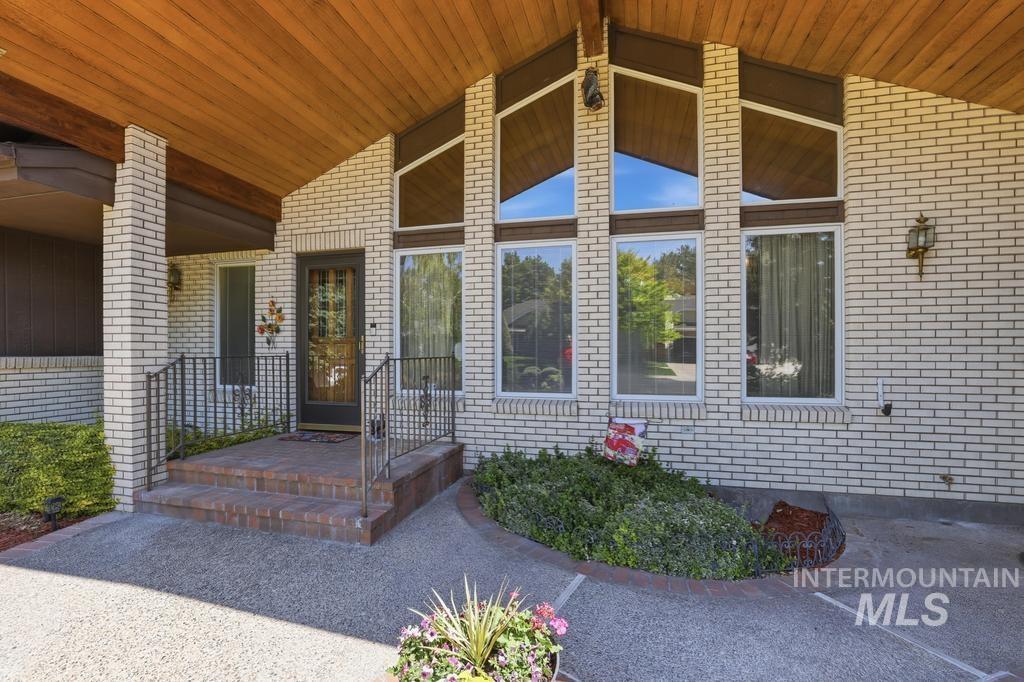 556 Ballingrude Dr, Twin Falls, Idaho 83301-4402, 4 Bedrooms, 3 Bathrooms, Residential For Sale, Price $659,999, 98986085