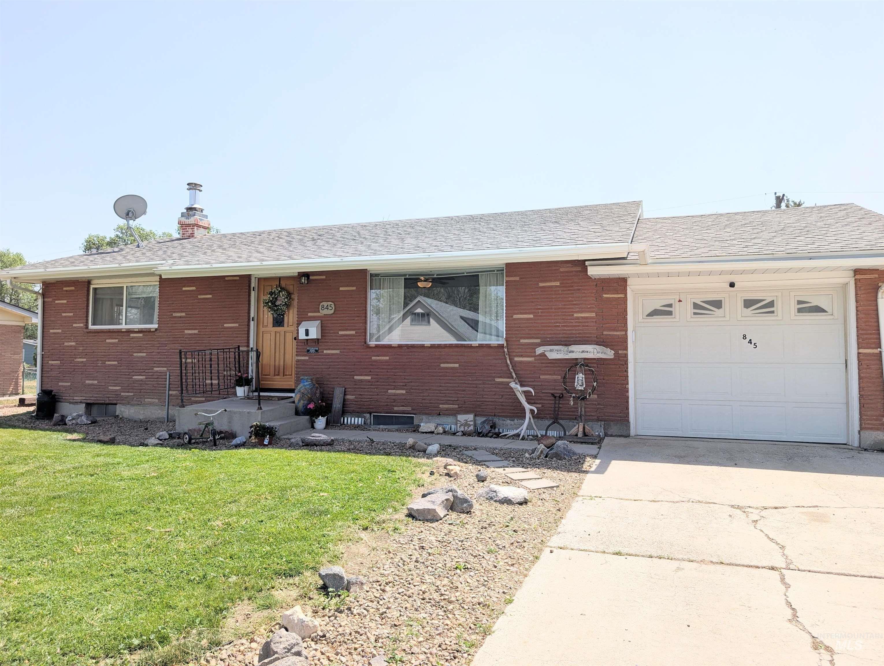 845 E 16th N, Mountain Home, Idaho 83647-1722, 4 Bedrooms, 2 Bathrooms, Residential For Sale, Price $379,000, 98986108