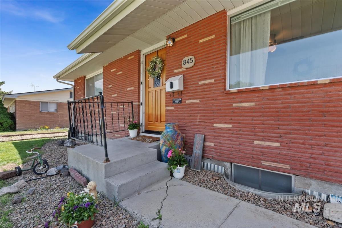 845 E 16th N, Mountain Home, Idaho 83647-1722, 4 Bedrooms, 2 Bathrooms, Residential For Sale, Price $374,900, 98986108