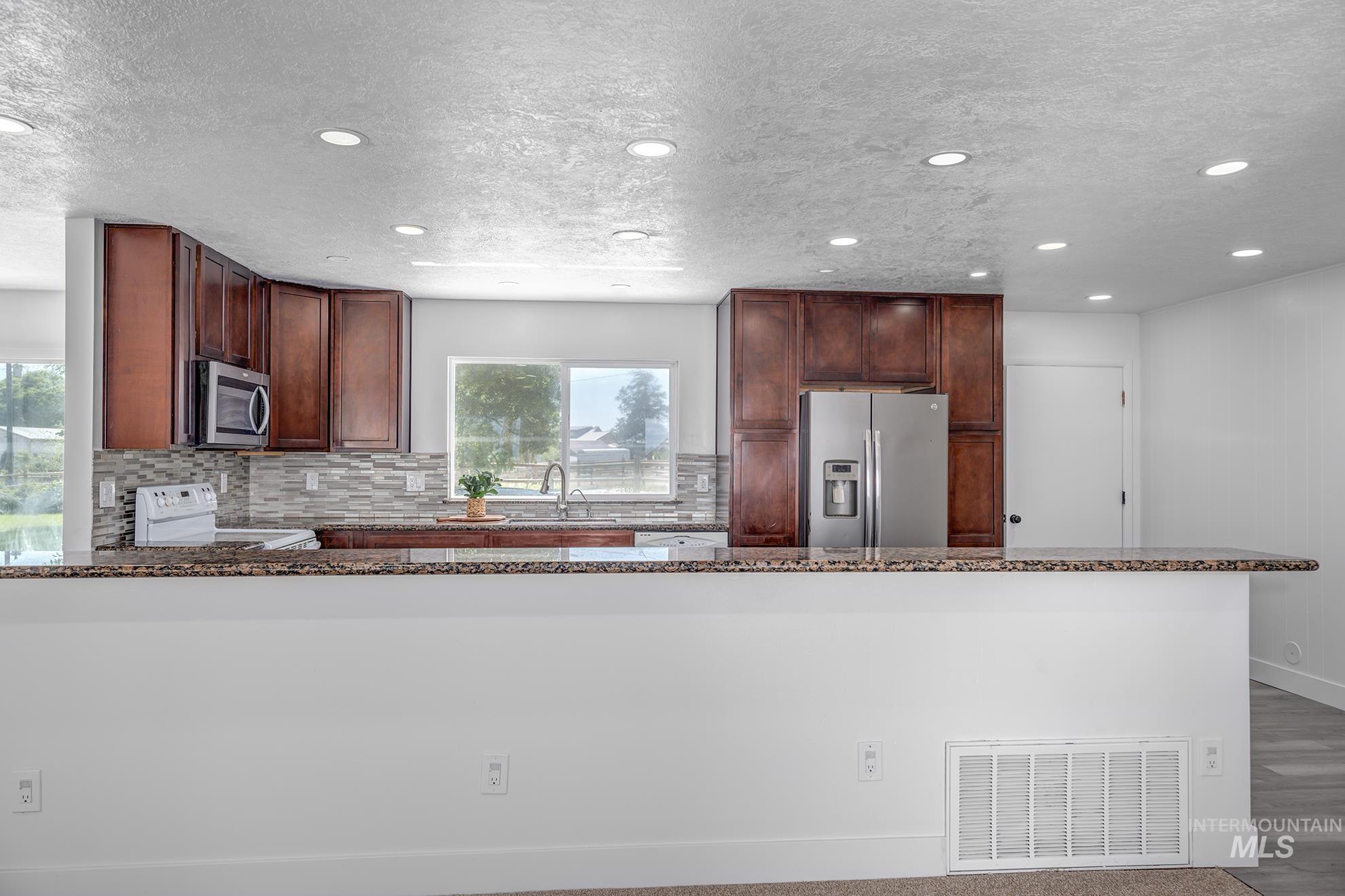 2121 Alameda, Ontario, Oregon 97914, 5 Bedrooms, 3 Bathrooms, Residential For Sale, Price $529,000, 98986125