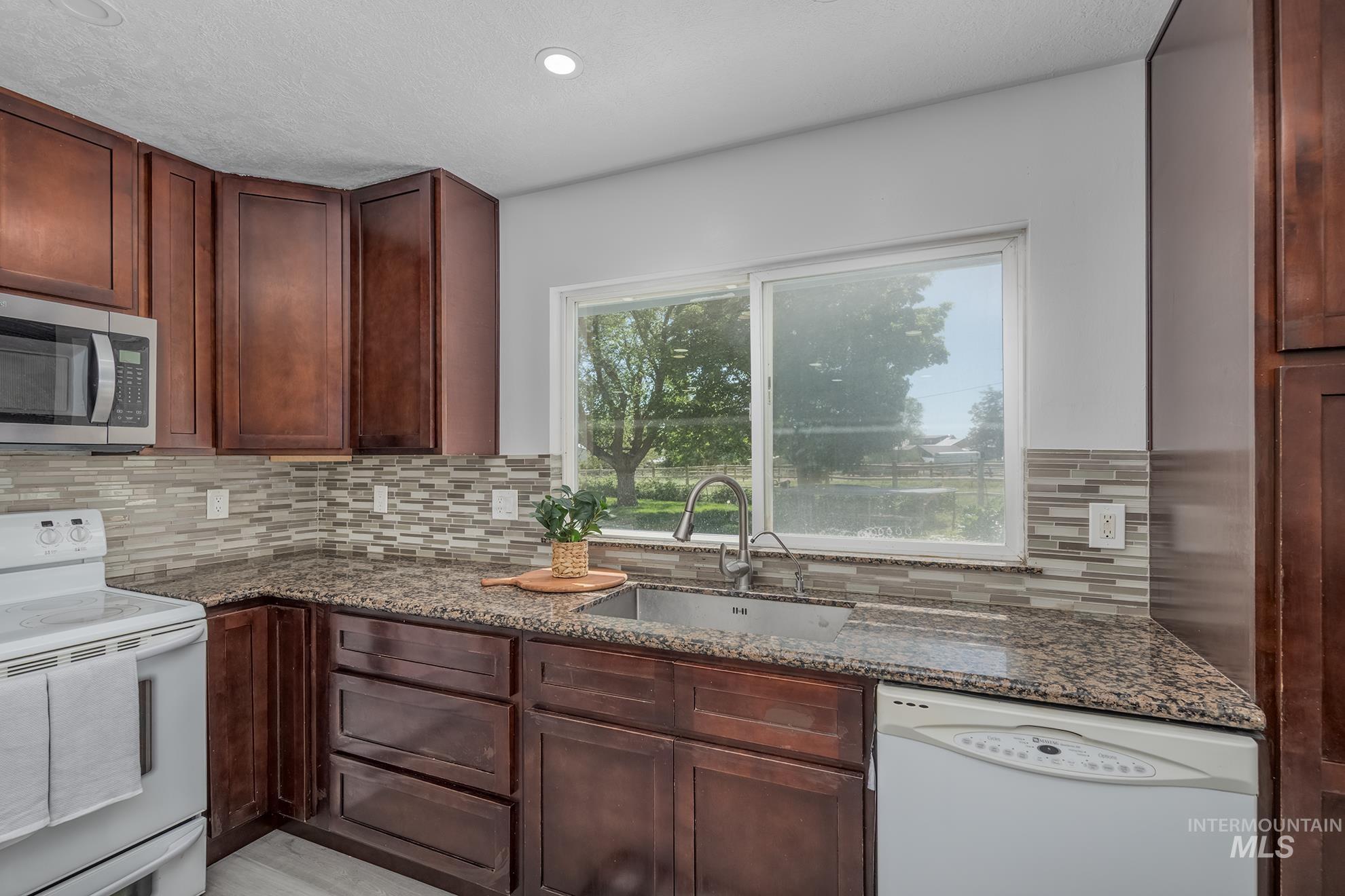 2121 Alameda, Ontario, Oregon 97914, 5 Bedrooms, 3 Bathrooms, Residential For Sale, Price $529,000, 98986125
