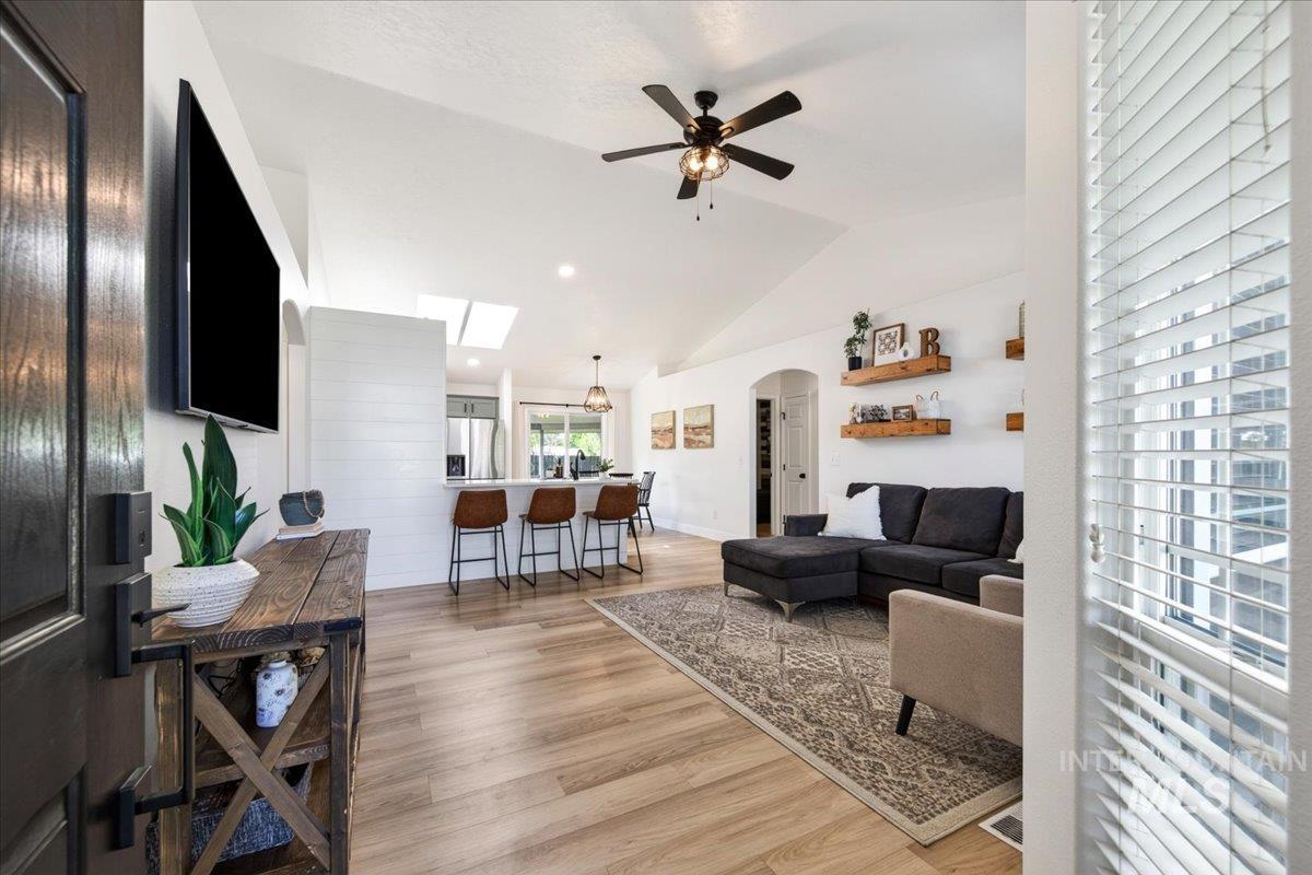 637 E Willow Brook Dr., Meridian, Idaho 83646, 3 Bedrooms, 2 Bathrooms, Residential For Sale, Price $427,000, 98986128