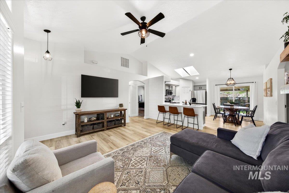 637 E Willow Brook Dr., Meridian, Idaho 83646, 3 Bedrooms, 2 Bathrooms, Residential For Sale, Price $427,000, 98986128