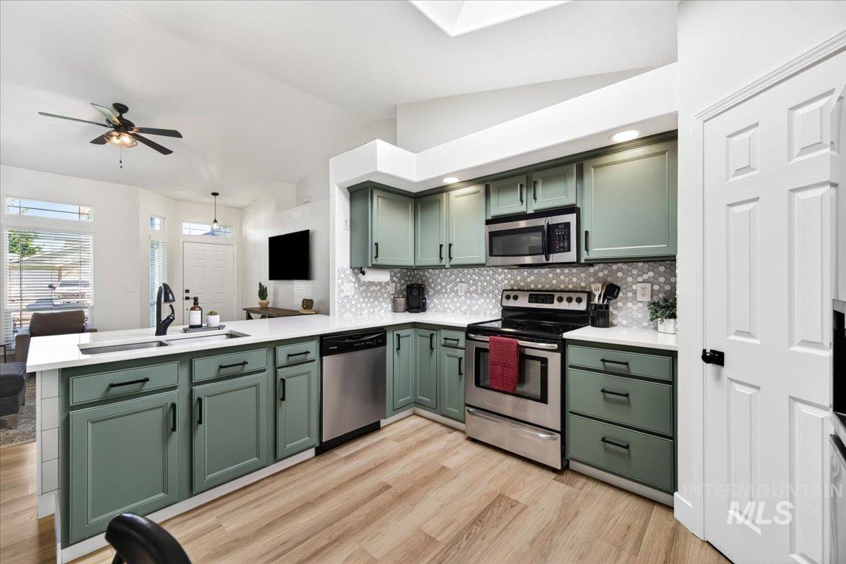 637 E Willow Brook Dr., Meridian, Idaho 83646, 3 Bedrooms, 2 Bathrooms, Residential For Sale, Price $427,000, 98986128
