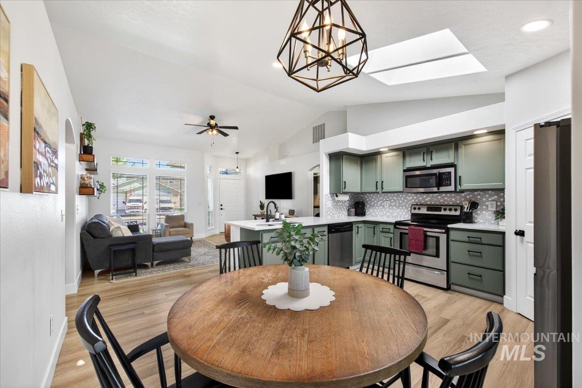 637 E Willow Brook Dr., Meridian, Idaho 83646, 3 Bedrooms, 2 Bathrooms, Residential For Sale, Price $427,000, 98986128