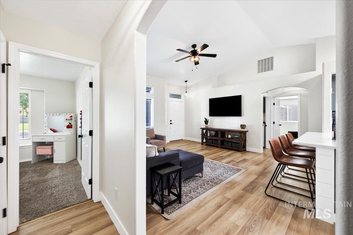 637 E Willow Brook Dr., Meridian, Idaho 83646, 3 Bedrooms, 2 Bathrooms, Residential For Sale, Price $427,000, 98986128