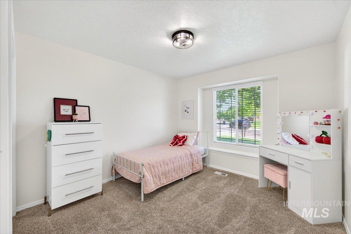 637 E Willow Brook Dr., Meridian, Idaho 83646, 3 Bedrooms, 2 Bathrooms, Residential For Sale, Price $427,000, 98986128