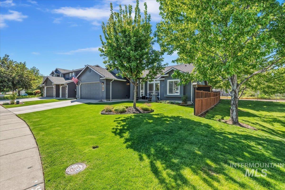 637 E Willow Brook Dr., Meridian, Idaho 83646, 3 Bedrooms, 2 Bathrooms, Residential For Sale, Price $427,000, 98986128