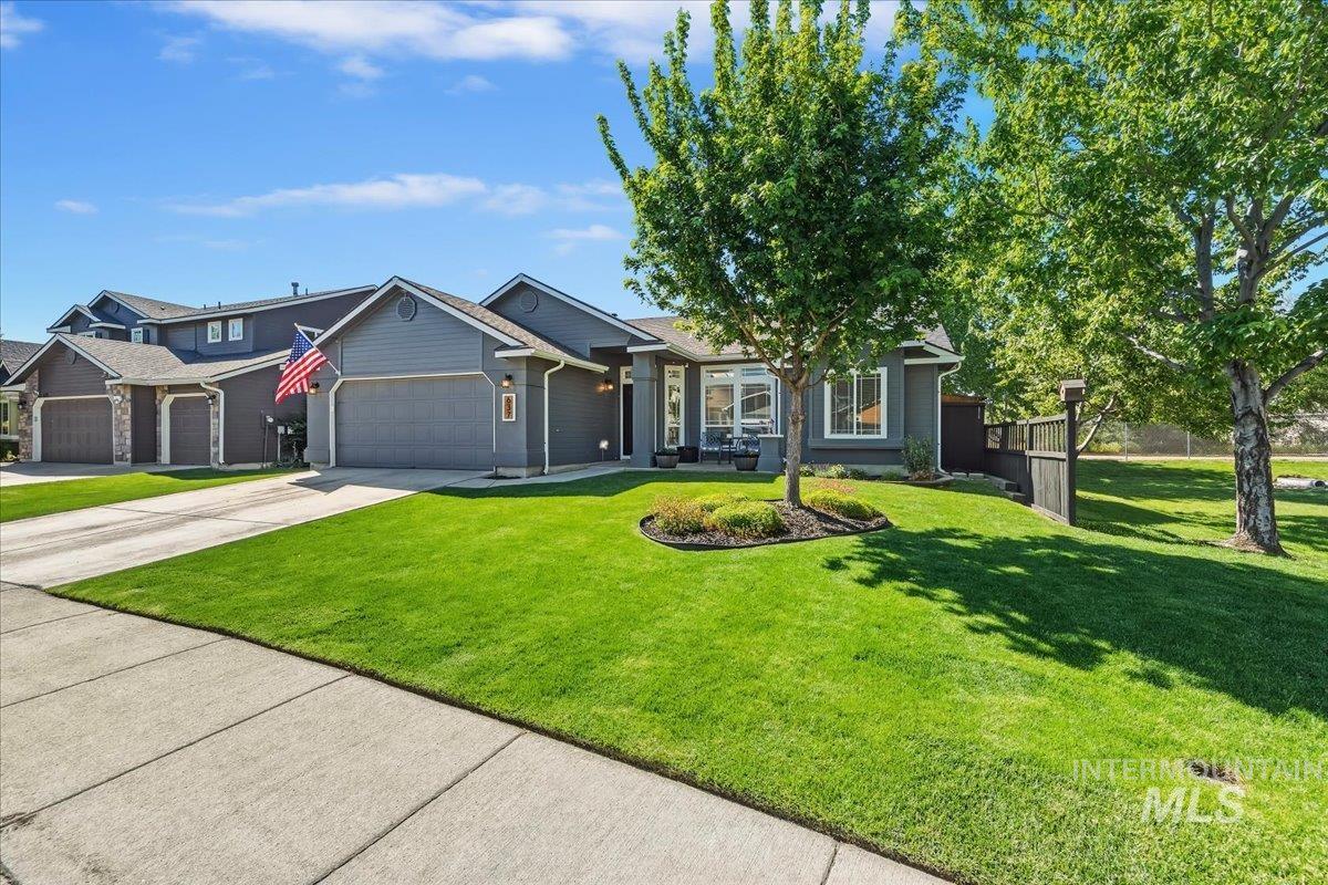 637 E Willow Brook Dr., Meridian, Idaho 83646, 3 Bedrooms, 2 Bathrooms, Residential For Sale, Price $427,000, 98986128