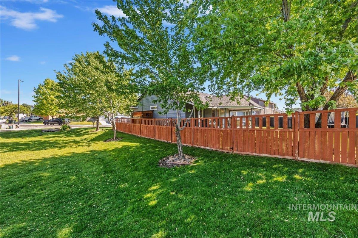 637 E Willow Brook Dr., Meridian, Idaho 83646, 3 Bedrooms, 2 Bathrooms, Residential For Sale, Price $427,000, 98986128