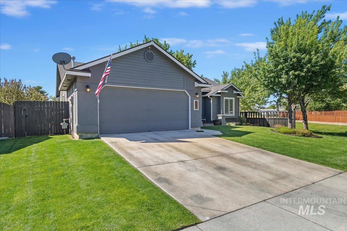 637 E Willow Brook Dr., Meridian, Idaho 83646, 3 Bedrooms, 2 Bathrooms, Residential For Sale, Price $427,000, 98986128