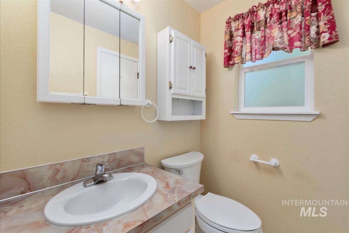 580 E Amanita St, Eagle, Idaho 83616-0000, 3 Bedrooms, 2 Bathrooms, Residential For Sale, Price $446,950,MLS 98986134
