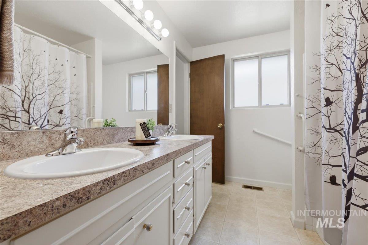 8315 W Valley View Dr, Boise, Idaho 83704, 4 Bedrooms, 2 Bathrooms, Residential For Sale, Price $600,000, 98986149