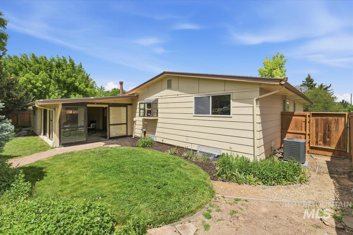8315 W Valley View Dr, Boise, Idaho 83704, 4 Bedrooms, 2 Bathrooms, Residential For Sale, Price $600,000, 98986149