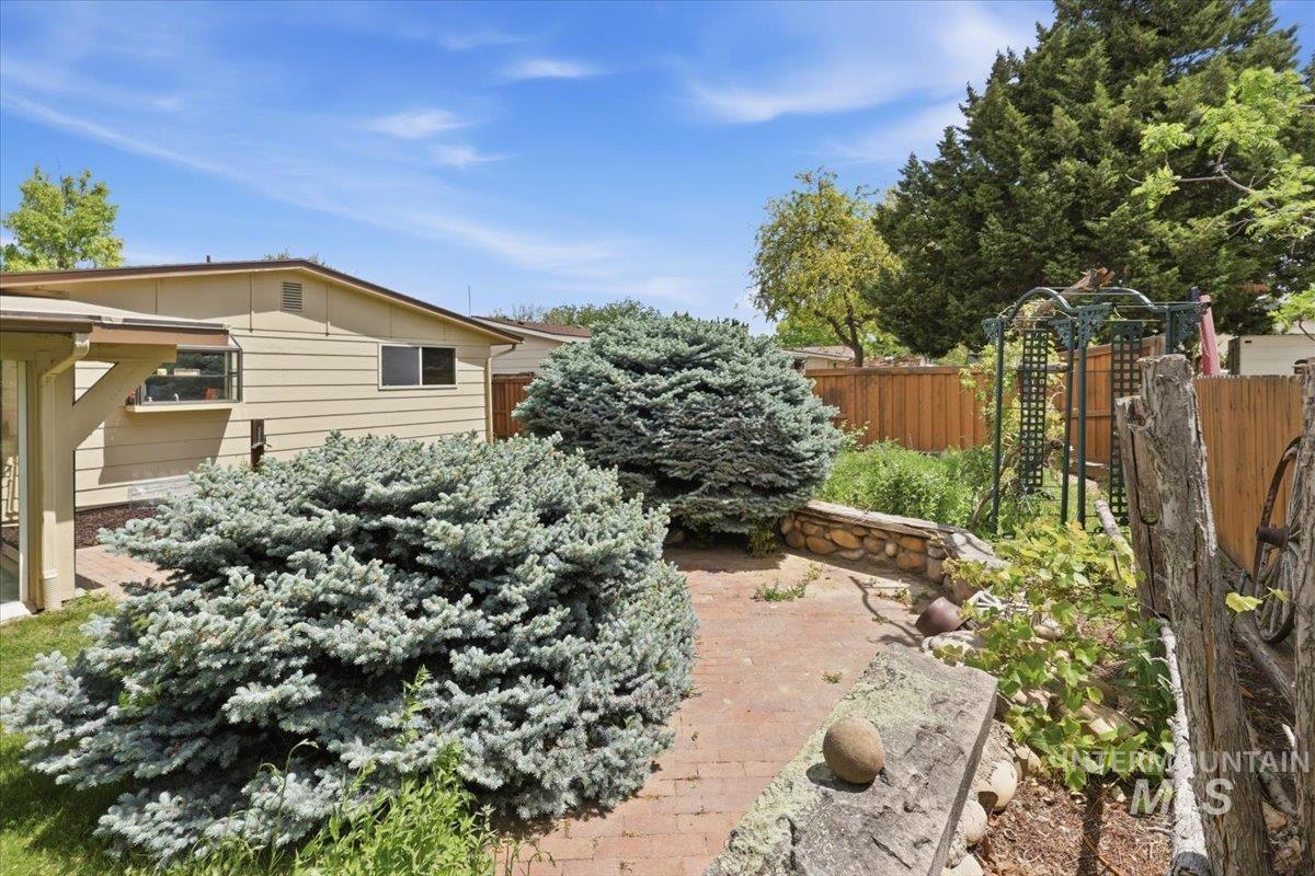 8315 W Valley View Dr, Boise, Idaho 83704, 4 Bedrooms, 2 Bathrooms, Residential For Sale, Price $600,000, 98986149