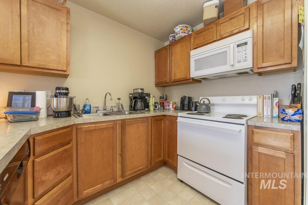 1337 N Gingham Ave, Kuna, Idaho 83634, 3 Bedrooms, 2.5 Bathrooms, Residential Income For Sale, Price $599,900, 98986154