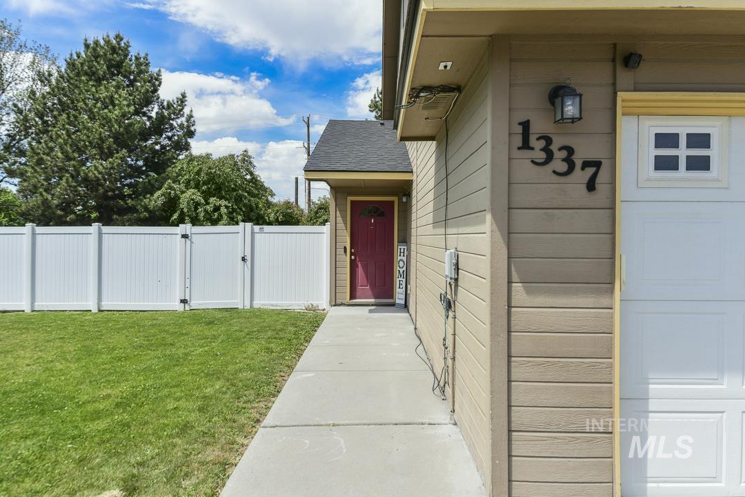 1337 N Gingham Ave, Kuna, Idaho 83634, 3 Bedrooms, 2.5 Bathrooms, Residential Income For Sale, Price $599,900, 98986154