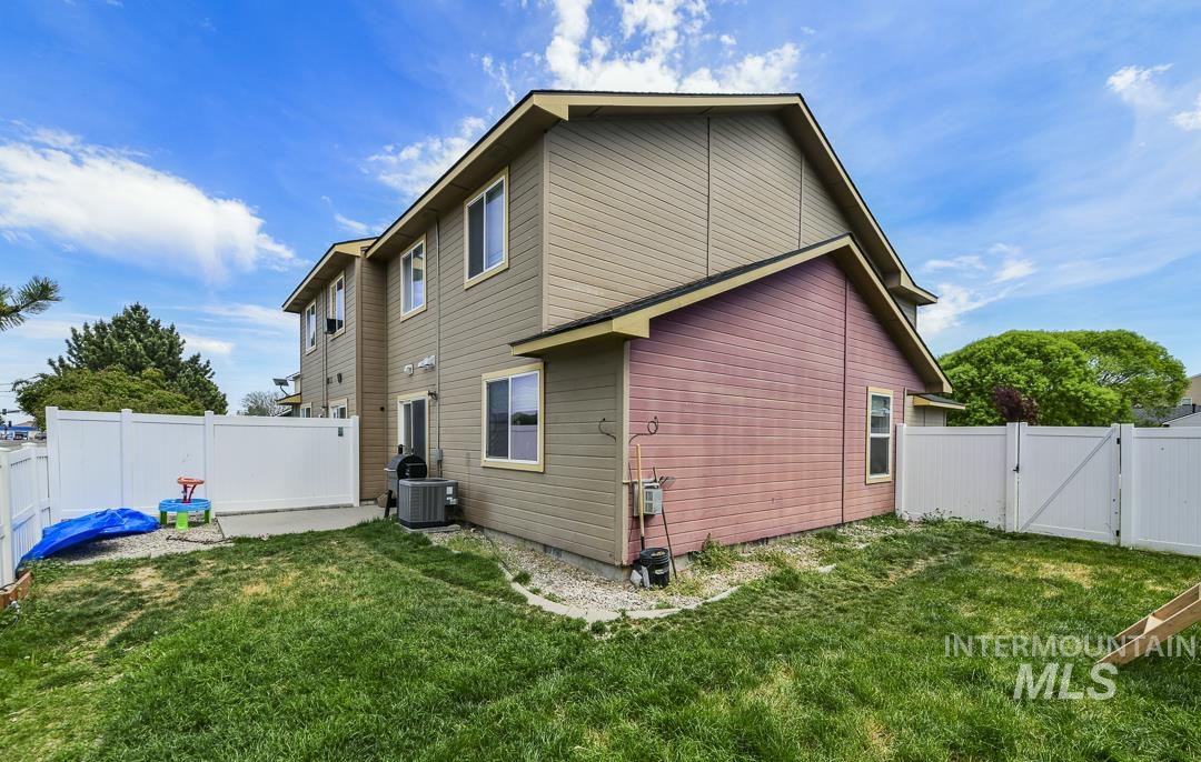 1337 N Gingham Ave, Kuna, Idaho 83634, 3 Bedrooms, 2.5 Bathrooms, Residential Income For Sale, Price $599,900, 98986154