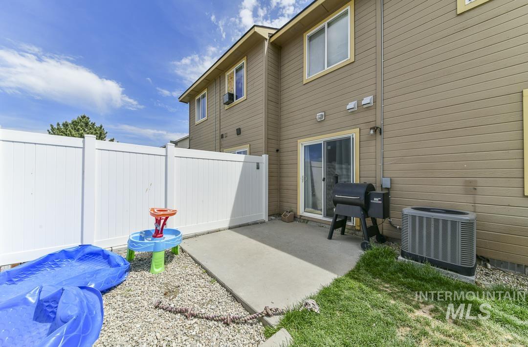 1337 N Gingham Ave, Kuna, Idaho 83634, 3 Bedrooms, 2.5 Bathrooms, Residential Income For Sale, Price $599,900, 98986154