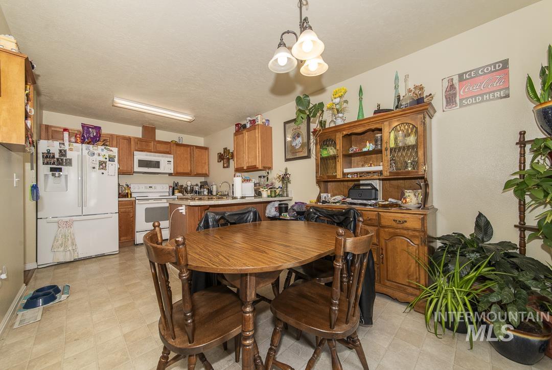 1337 N Gingham Ave, Kuna, Idaho 83634, 3 Bedrooms, 2.5 Bathrooms, Residential Income For Sale, Price $599,900, 98986154
