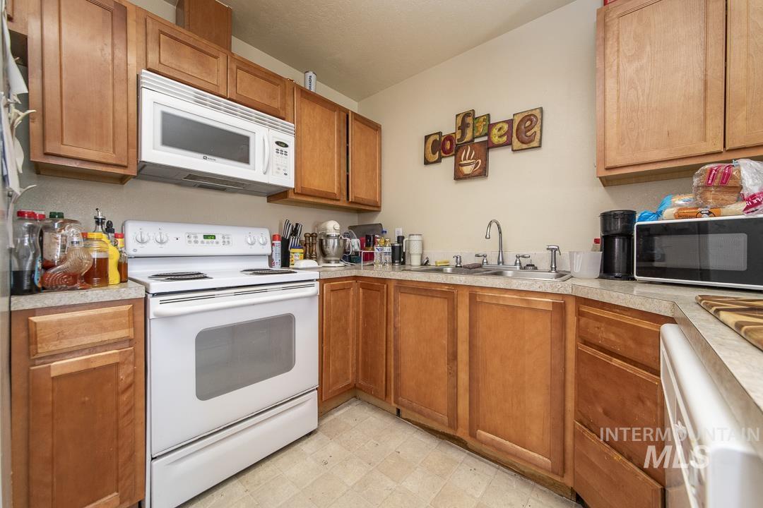 1337 N Gingham Ave, Kuna, Idaho 83634, 3 Bedrooms, 2.5 Bathrooms, Residential Income For Sale, Price $599,900, 98986154