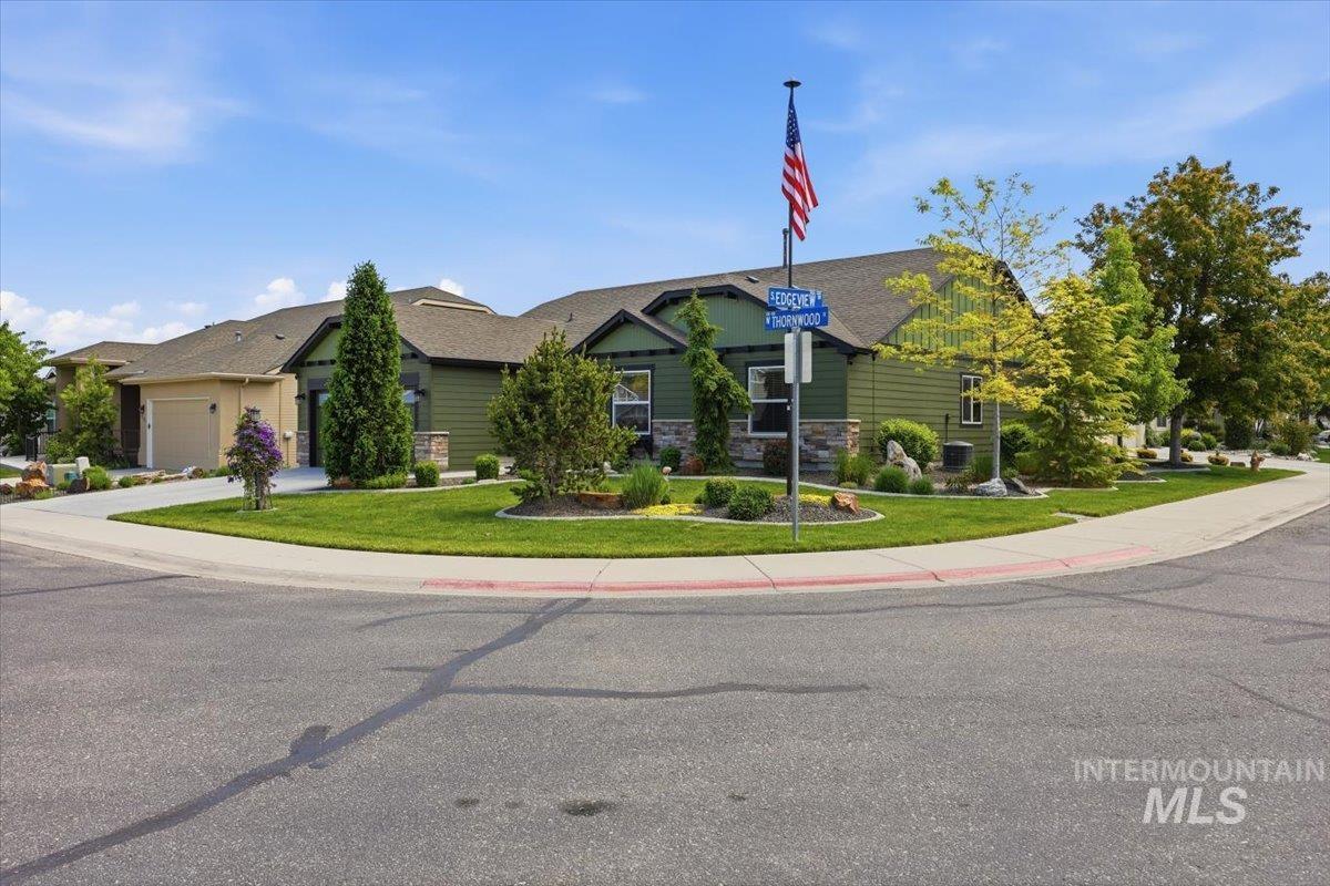 519 W Thornwood, Nampa, Idaho 83686, 3 Bedrooms, 2 Bathrooms, Residential For Sale, Price $469,900,MLS 98986155