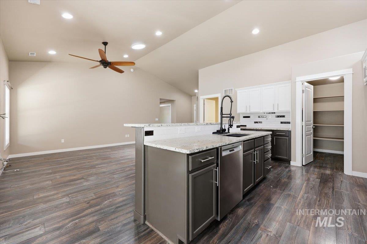 519 W Thornwood, Nampa, Idaho 83686, 3 Bedrooms, 2 Bathrooms, Residential For Sale, Price $469,900,MLS 98986155