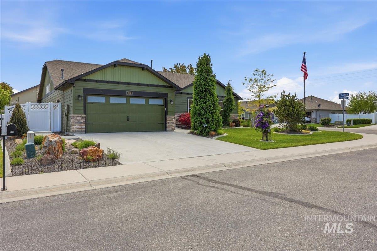 519 W Thornwood, Nampa, Idaho 83686, 3 Bedrooms, 2 Bathrooms, Residential For Sale, Price $469,900,MLS 98986155