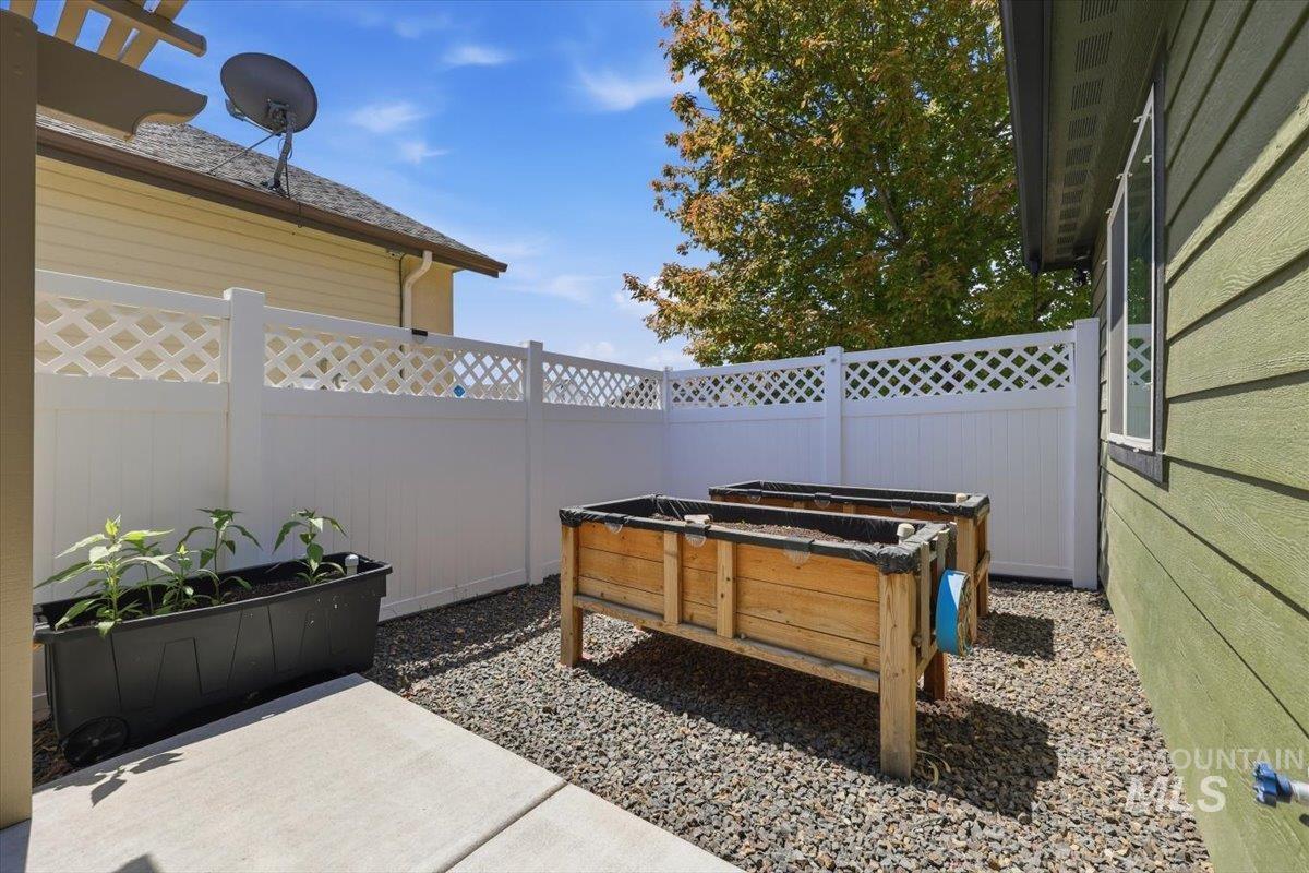 519 W Thornwood, Nampa, Idaho 83686, 3 Bedrooms, 2 Bathrooms, Residential For Sale, Price $469,900,MLS 98986155