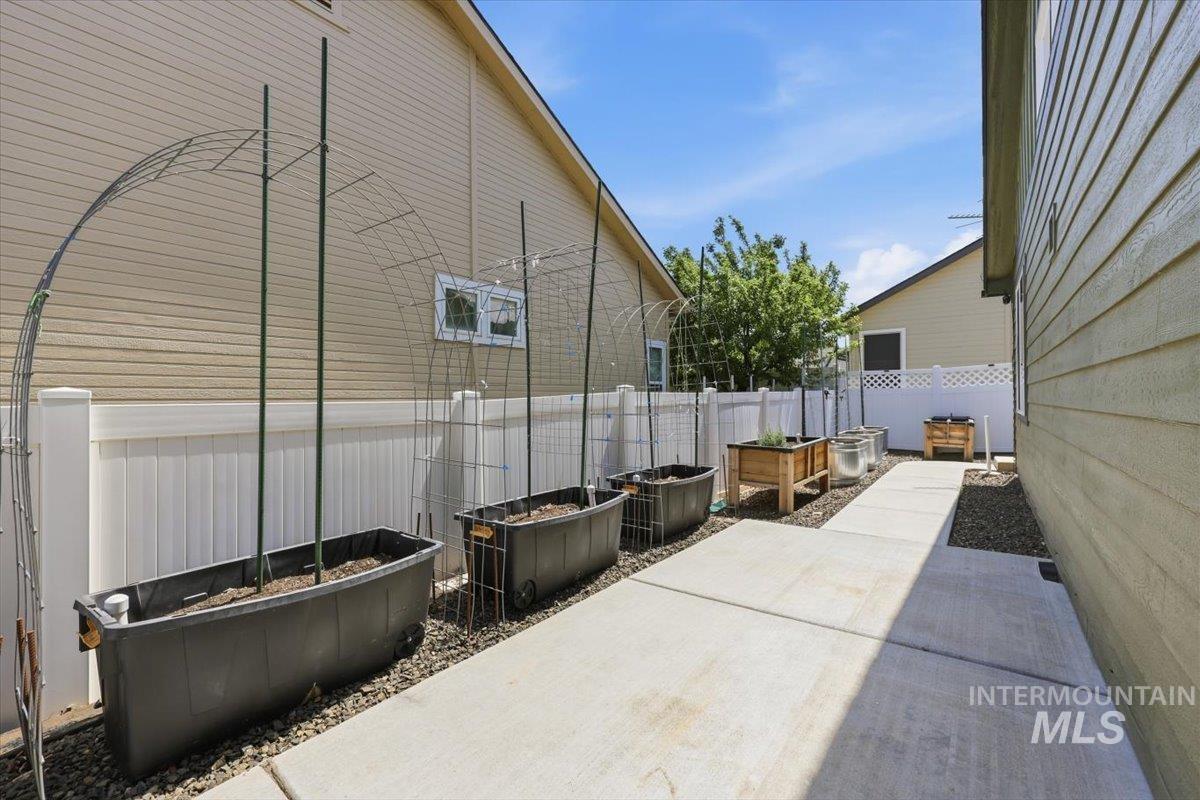 519 W Thornwood, Nampa, Idaho 83686, 3 Bedrooms, 2 Bathrooms, Residential For Sale, Price $469,900,MLS 98986155