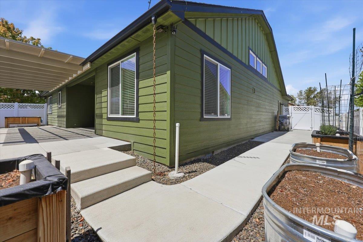 519 W Thornwood, Nampa, Idaho 83686, 3 Bedrooms, 2 Bathrooms, Residential For Sale, Price $469,900,MLS 98986155