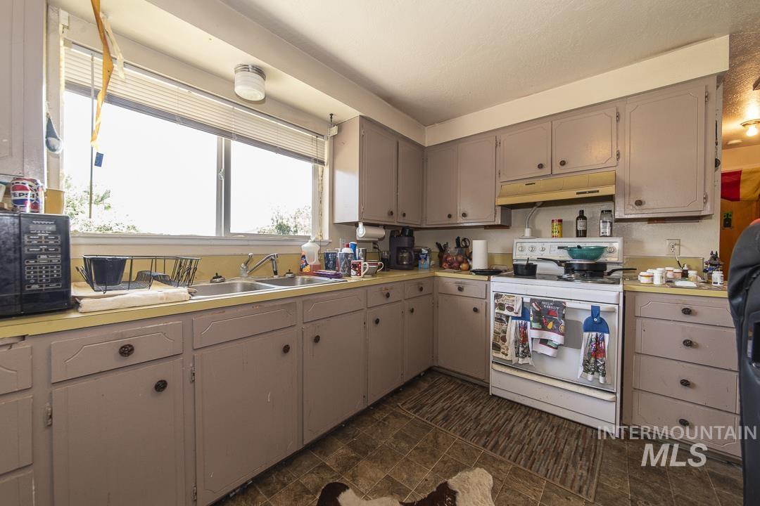 1281 W Owyhee St, Kuna, Idaho 83634, 2 Bedrooms, 1 Bathroom, Residential Income For Sale, Price $449,900, 98986159