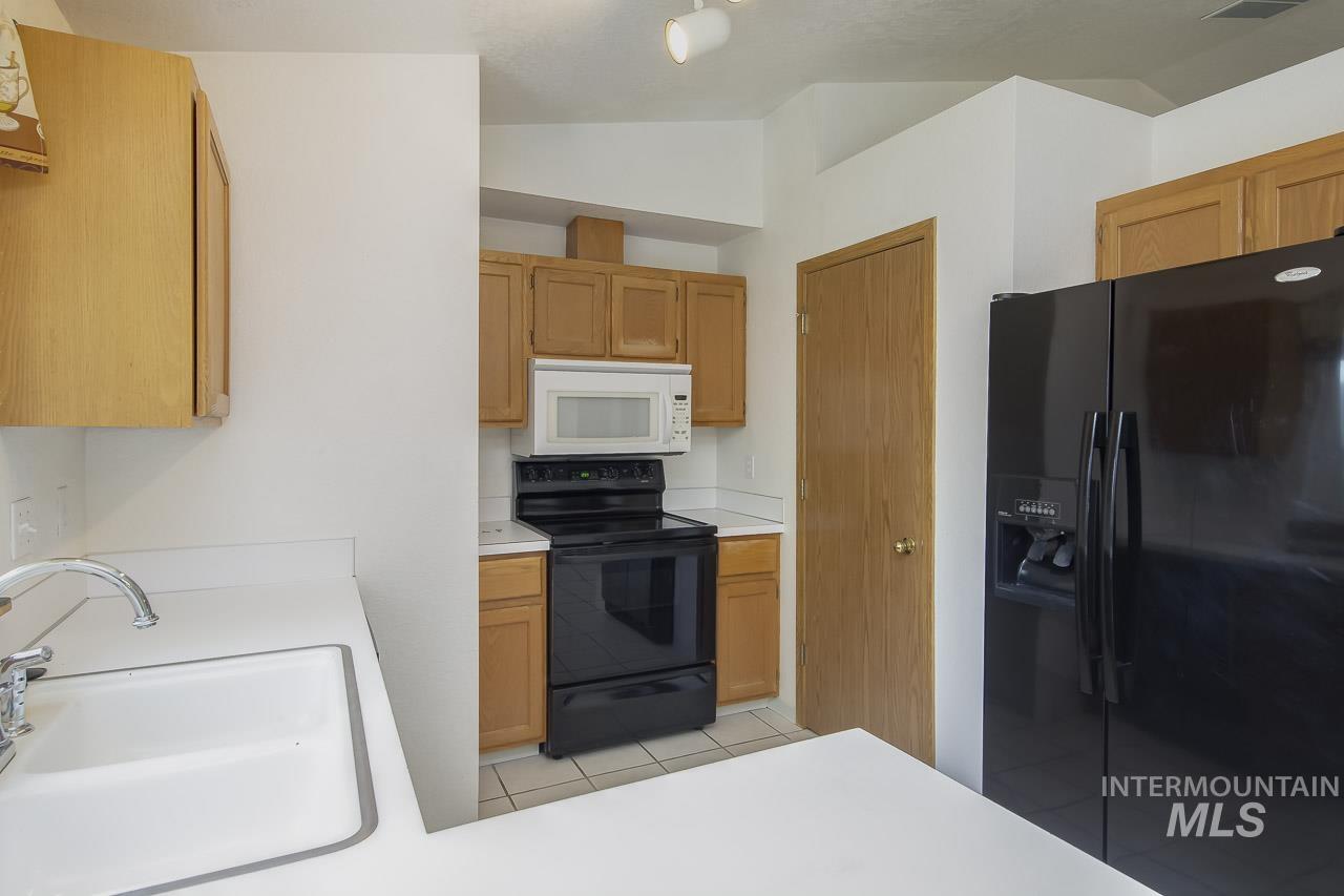 1465 E Buchman Ct, Meridian, Idaho 83642, 3 Bedrooms, 2 Bathrooms, Residential For Sale, Price $360,000,MLS 98986185