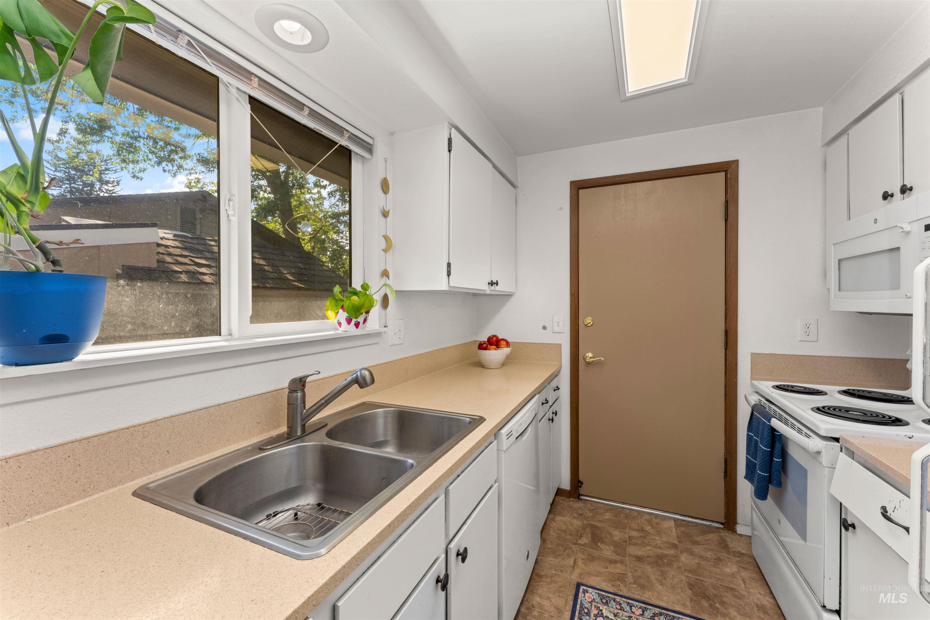 304 W Woodvine Ct, Boise, Idaho 83706, 3 Bedrooms, 1 Bathroom, Residential For Sale, Price $415,000,MLS 98986187
