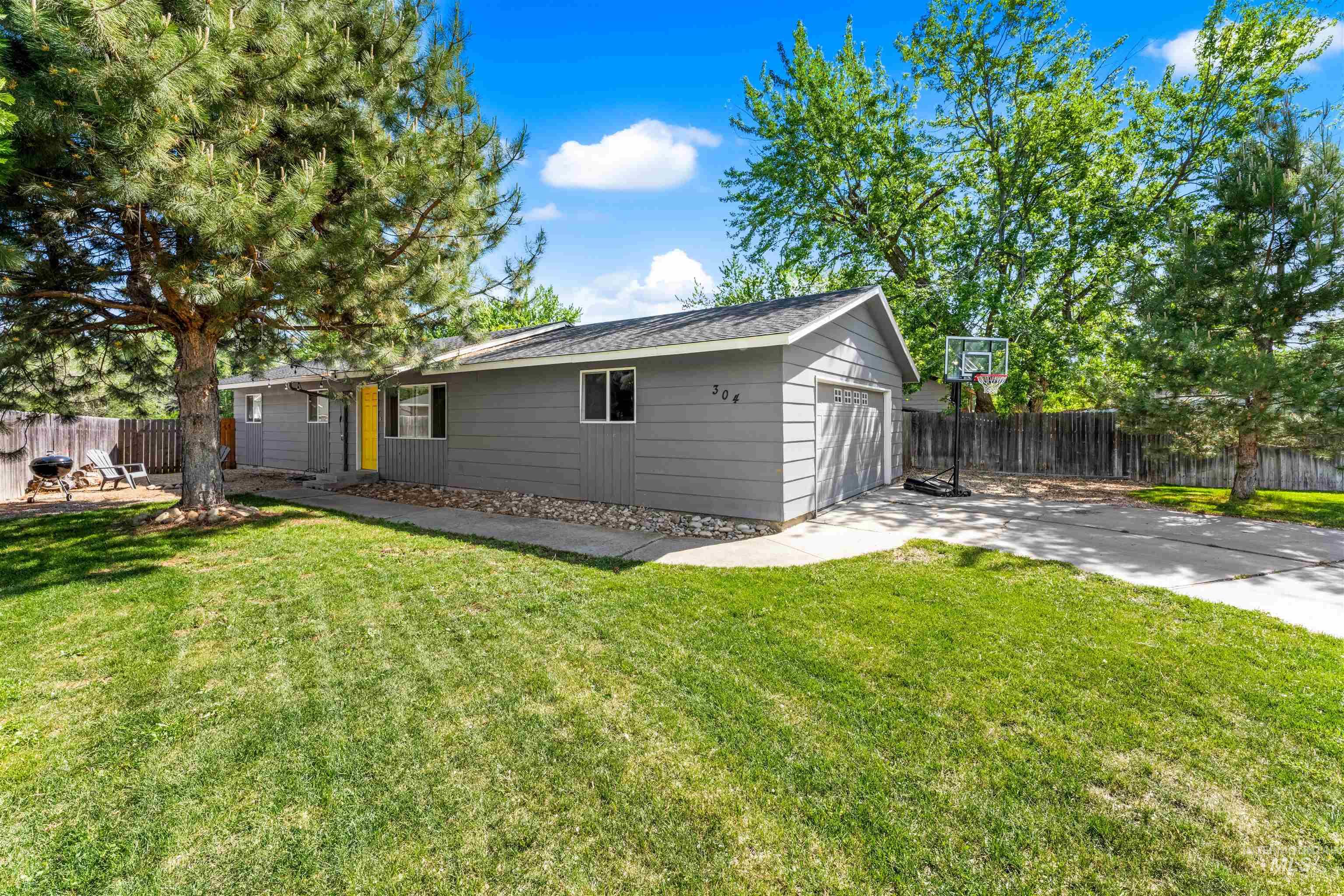 304 W Woodvine Ct, Boise, Idaho 83706, 3 Bedrooms, 1 Bathroom, Residential For Sale, Price $415,000,MLS 98986187